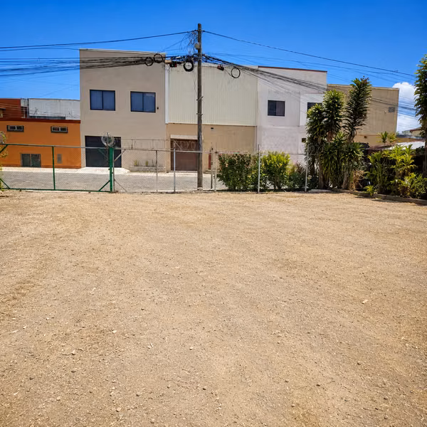 Casa en venta en San Sebastián con amplio terreno y taller.