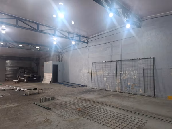 Alquilo bodega 450m2 con exposición comercial en La Lima de Cartago.