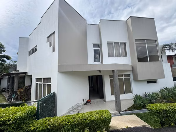 VENTA CASA SANTA ANA , EXCELENTE UBICACION , ESPACIO Y PRIVACIDAD