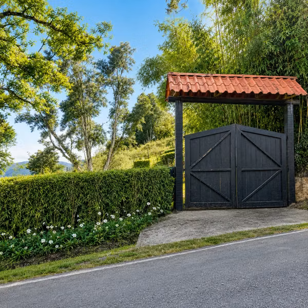 Se vende finca de 5,3 hectáreas en El Guarco, Cartago | Cabaña, rancho y vistas a la montaña