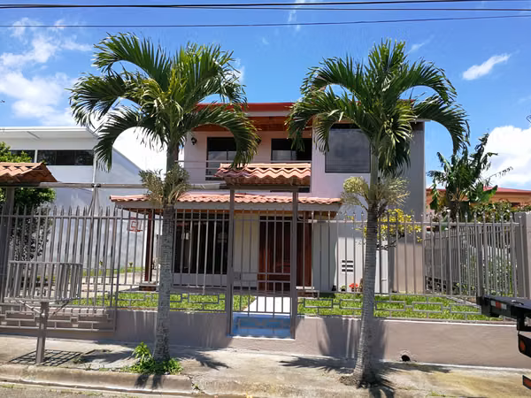 Casa con ubicación Extratégica, Cerca de todo.