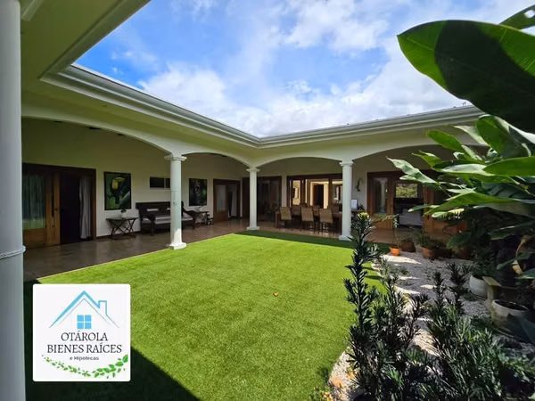 Venta de casa de lujo en trejos montealegre Escazu sin muebles