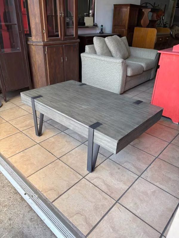 Table Centre Room or Terrace with Glove in Wood and Metal from ASHLEY FURNITURE, like New Month 1, 27 mt Long X 76 cm wide X 46 cm High