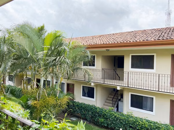 Apartamento amueblado en Condominio Seguro, Pozos 425.000