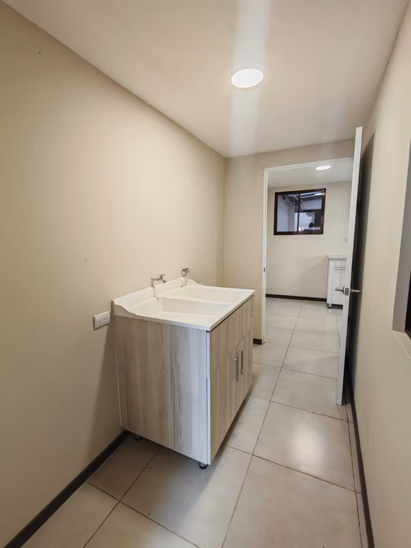 VENDO CASA REMODELADA EN JOSE MARIA ZELEDON , CURRIDABAT