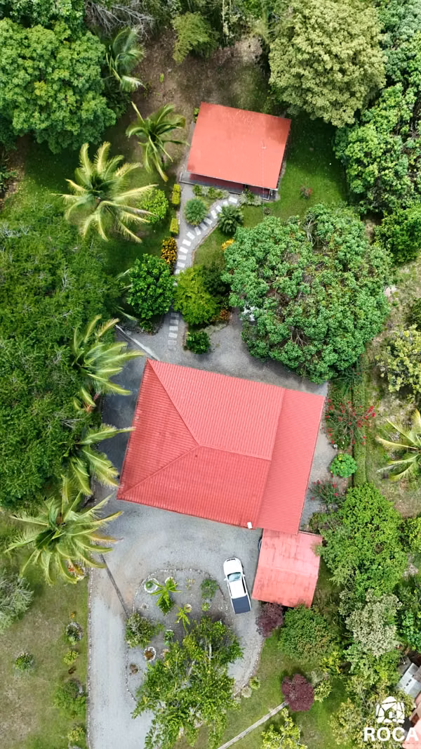Venta de propiedad con casa principal y casa de huespedes en El Roble PZ
