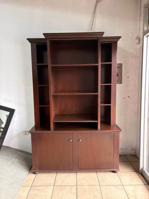 Library, Alacena, European shelf in Cedro wood. Like New Month 1, 50 mt Width X 2, 05 mt High X 60 cm Background