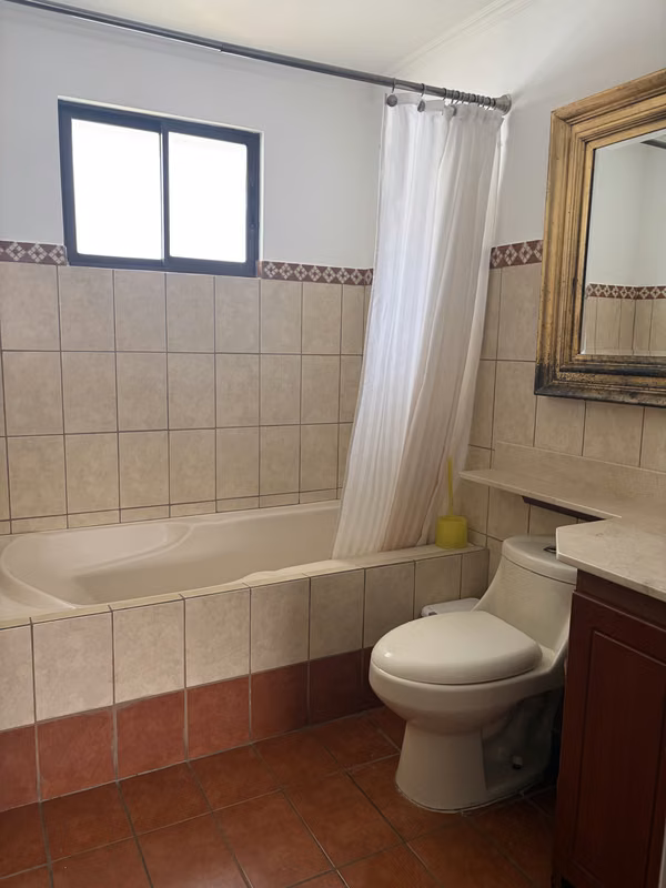 Casa en venta en Hacienda Las Palmas, Santa Ana.