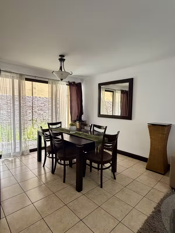 Casa en venta en Hacienda Las Palmas, Santa Ana.