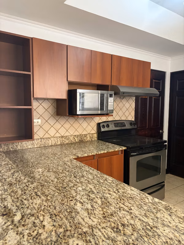 Casa en venta en Hacienda Las Palmas, Santa Ana.