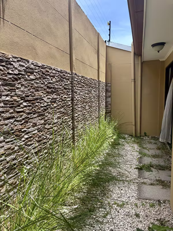 Casa en venta en Hacienda Las Palmas, Santa Ana.