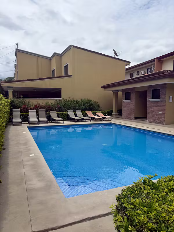 Casa en venta en Hacienda Las Palmas, Santa Ana.