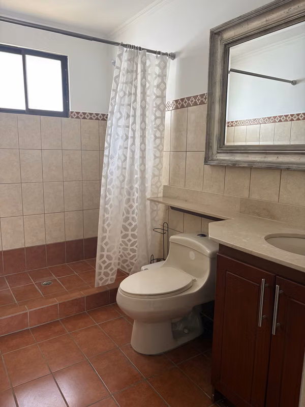 Casa en venta en Hacienda Las Palmas, Santa Ana.