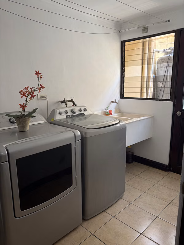 Casa en venta en Hacienda Las Palmas, Santa Ana.