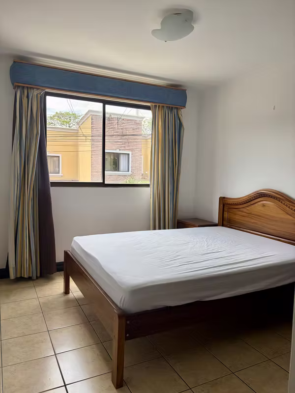 Casa en venta en Hacienda Las Palmas, Santa Ana.