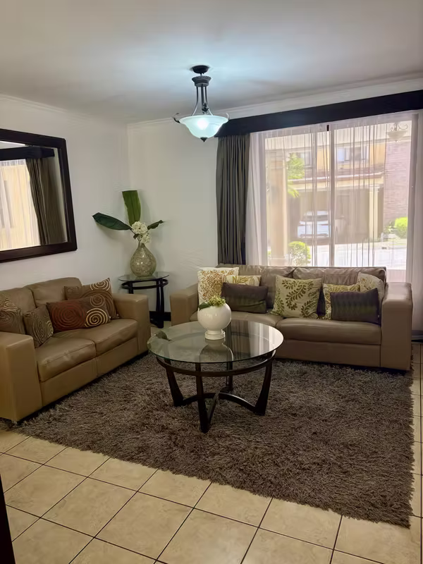 Casa en venta en Hacienda Las Palmas, Santa Ana.