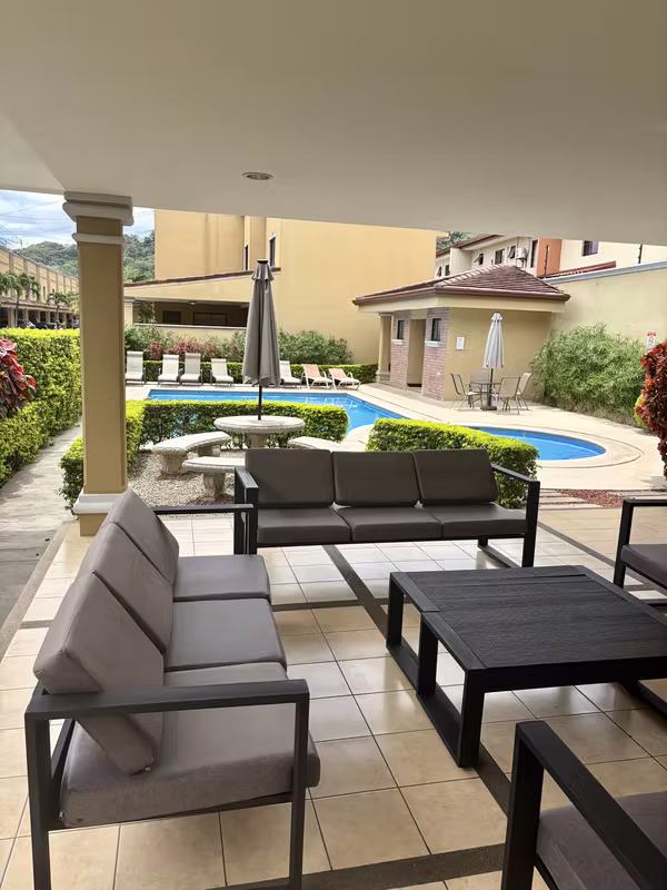 Casa en venta en Hacienda Las Palmas, Santa Ana.