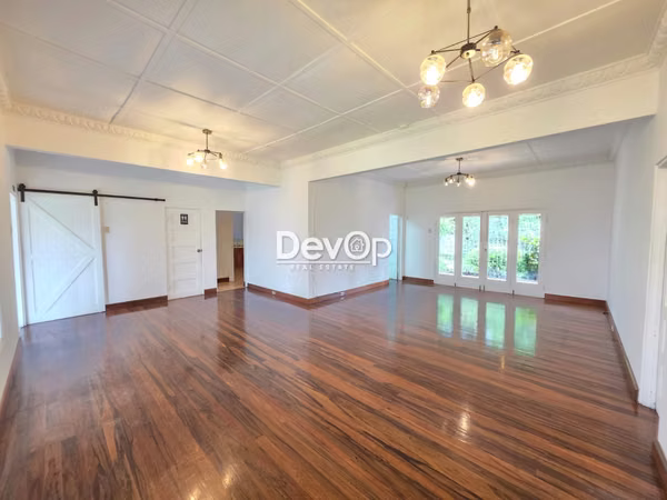 Venta de casa grande con patio. Uso de suelo Mixto. Yoses
