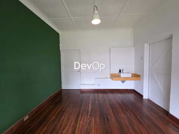 Venta de casa grande con patio. Uso de suelo Mixto. Yoses
