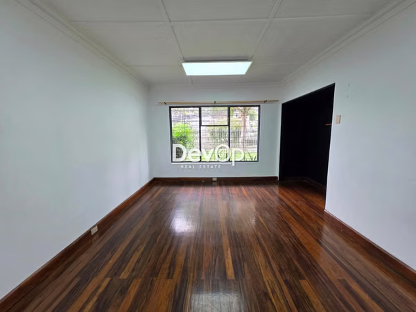 Venta de casa grande con patio. Uso de suelo Mixto. Yoses