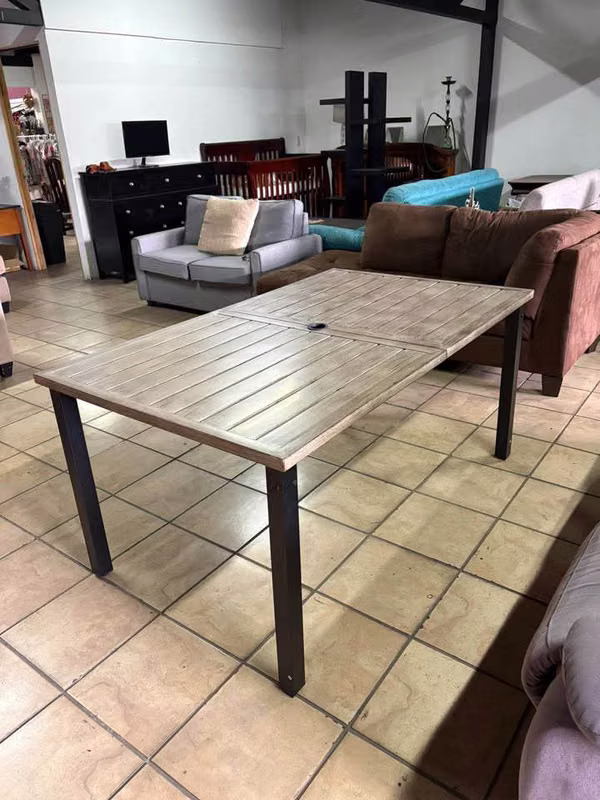 NUEVA Mesa 6 o 8 Puestos De Metal Para Exteriores o Terraza Comprada En USA. TOTALMENTE NUEVA Mide 1, 52 mt Largo X 92 cm Ancho X 73 cm Alto