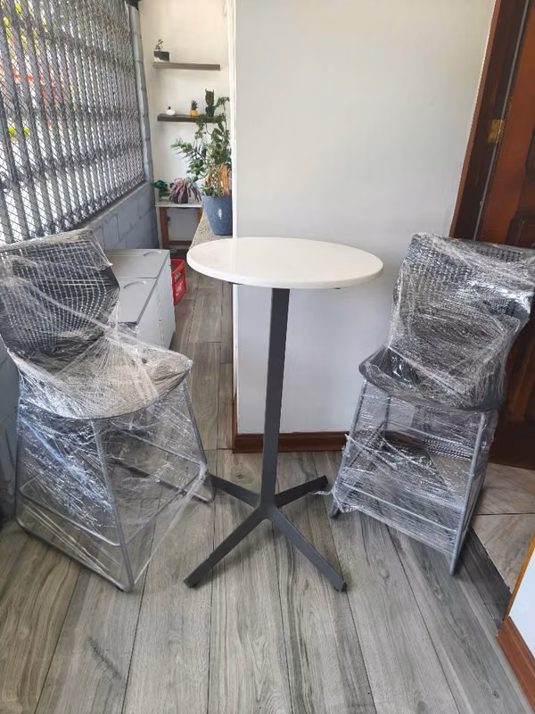 Mesa Coctelera y dos sillas