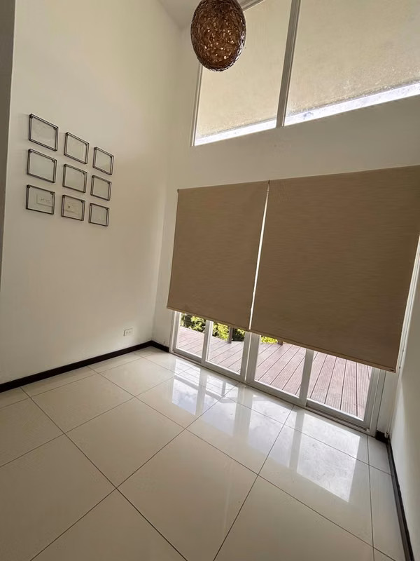 SE ALQUILA Moderno apartamento con amplia terraza