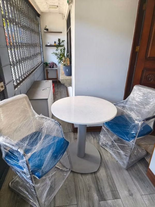 Juego de mesa y dos sillas
