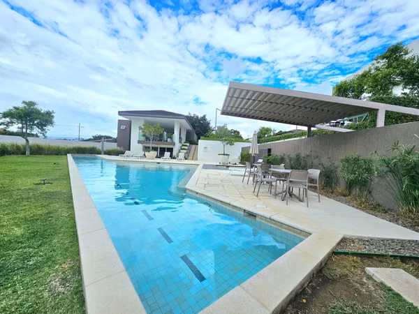 Apartamento Amueblado de Lujo - 2 Hab. - Terraza Privada - Guachipelín Norte