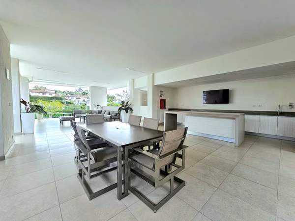 Apartamento Amueblado de Lujo - 2 Hab. - Terraza Privada - Guachipelín Norte