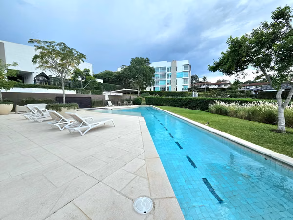 Apartamento Amueblado de Lujo - 2 Hab. - Terraza Privada - Guachipelín Norte