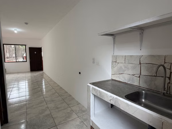 Se alquila apartamento tipo estudio en Pozos de Santa Ana, cerca del condominio Montesol.