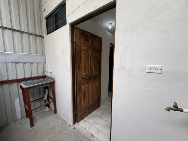 Se alquila apartamento tipo estudio en Pozos de Santa Ana, cerca del condominio Montesol.
