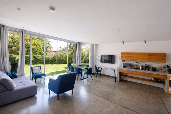 Casa en Venta  con amplio jardín y vista despejada en Piedades de Santa Ana