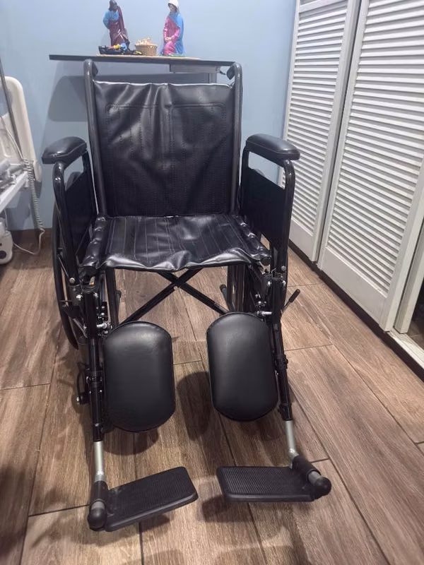 Silla de Ruedas 18" con descansa pies elevable