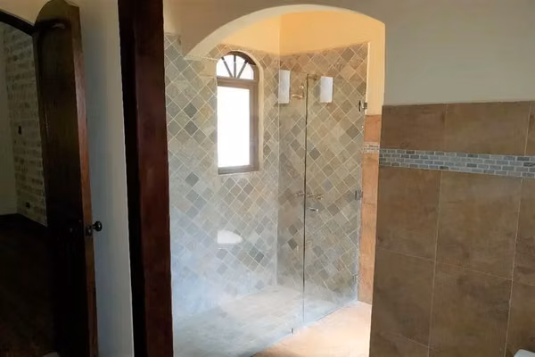 VENTA / ¡Majestuosidad y Exclusividad en Santa Ana! Su Refugio Soñado le Espera
