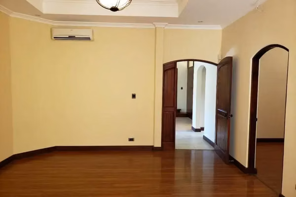 VENTA / ¡Majestuosidad y Exclusividad en Santa Ana! Su Refugio Soñado le Espera