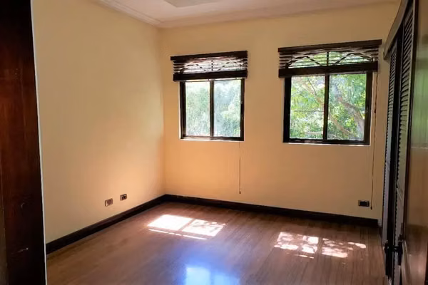 VENTA / ¡Majestuosidad y Exclusividad en Santa Ana! Su Refugio Soñado le Espera