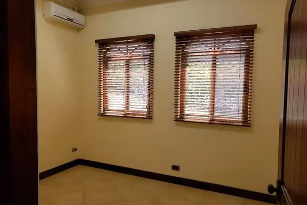 VENTA / ¡Majestuosidad y Exclusividad en Santa Ana! Su Refugio Soñado le Espera