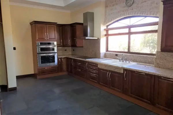 VENTA / ¡Majestuosidad y Exclusividad en Santa Ana! Su Refugio Soñado le Espera