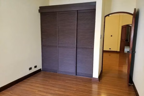 VENTA / ¡Majestuosidad y Exclusividad en Santa Ana! Su Refugio Soñado le Espera