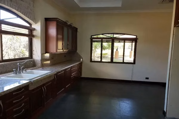 VENTA / ¡Majestuosidad y Exclusividad en Santa Ana! Su Refugio Soñado le Espera