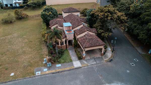 SALE / Majesty and Exclusivity in Santa Ana! Your Dream Haven Awaits