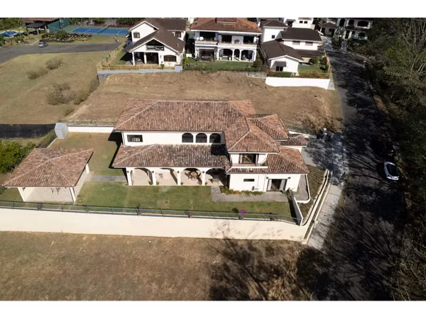 En venta: Exclusiva residencia de lujo en condominio privado en Santa Ana