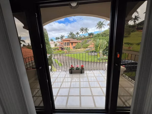 Excepcional Residencia de Lujo en Colinas de Montealegre | 4 Habitaciones | Lote de 955 m²