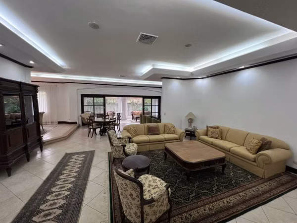 Residencia de Lujo en Bosques de Lindora, Santa Ana
