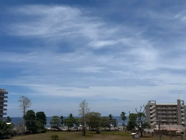 Vive en Jaco, un lujoso condominio con vista al mar y estilo de vida moderno con comodidades de resort.