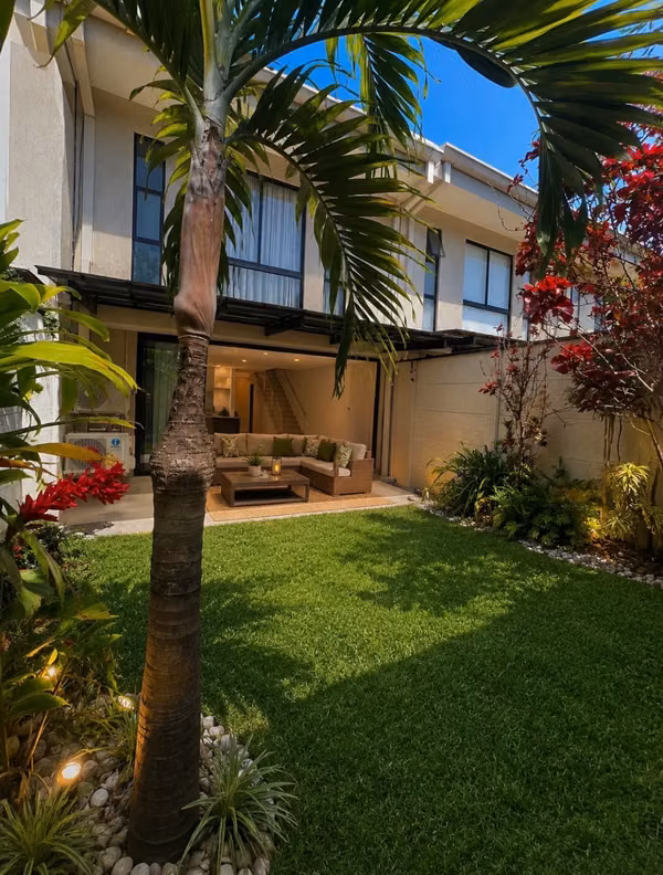 Condominio Moderno en Venta en Lindora 43, Santa Ana