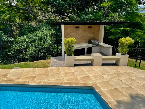 Condominio Moderno en Venta en Lindora 43, Santa Ana