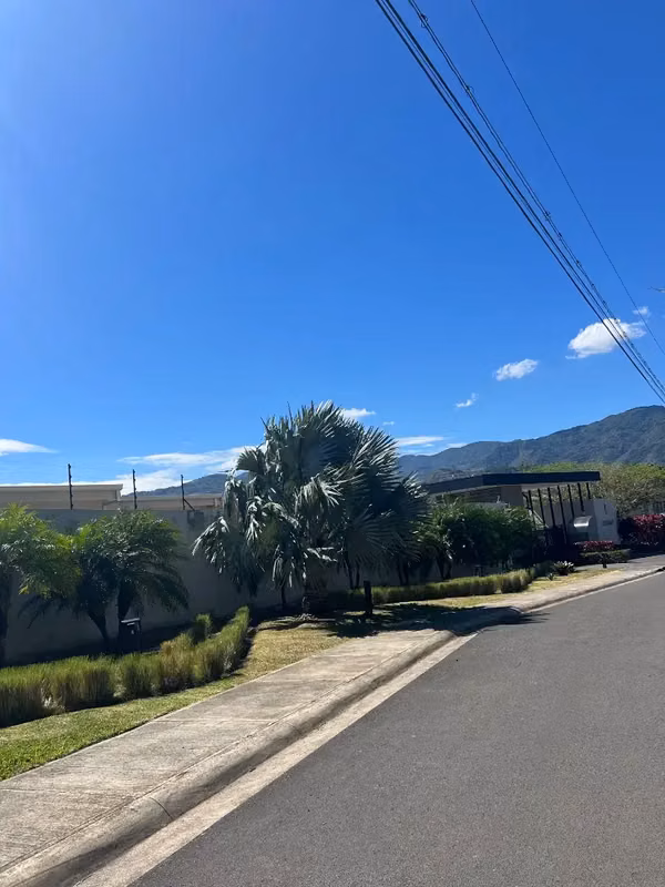 Condominio Moderno en Venta en Lindora 43, Santa Ana